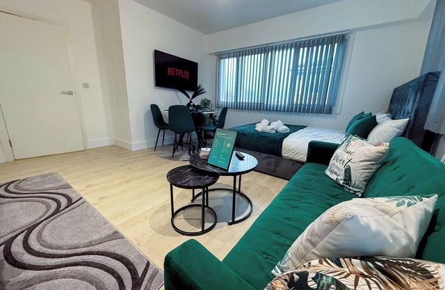 Emerald Suite - 2 Bed Flat by Heathrow, Free Parking