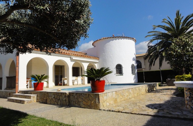 Empuriabrava: VILLA WITH POOL HOUSE EMPURIABRAVA/WIFI