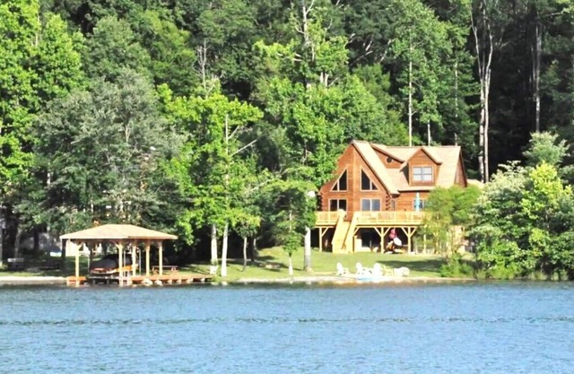 Enchanting 5-Bed/5-Bath Lakefront Log Cabin with Private Cove, Beach & Hot Tub.