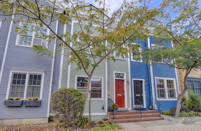 Enchanting ALX Escape, 2 bedroom 2 Bath Townhome In Old Town North