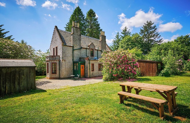 Enchanting lochside lodge house in peaceful woodedn grounds