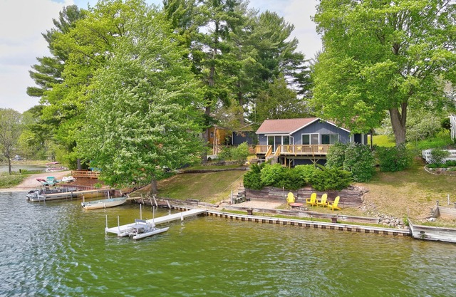 Enchanting, Romantic Lakefront Cottage, Close to Frankenmuth