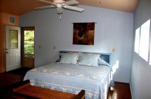 Enchanting Room Rental with Stunning Lake Views near Houston, Texas