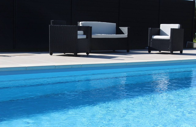 Enclosed swimming pool area heated from May to October at 28 °, Park and relaxation area.