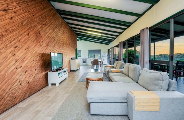 Endeavour: Stunning Ocean & 1770 Headland Views