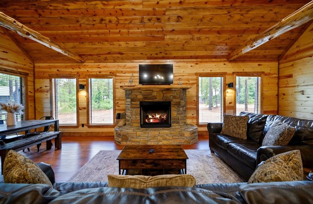 Endless Skyway-2Bed/2Bath Cabin: Hot Tub/BBQ/Play Area/Patio/Large Flat Driveway
