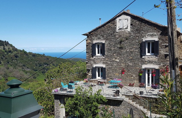 "English Club In Corsica In Porri"