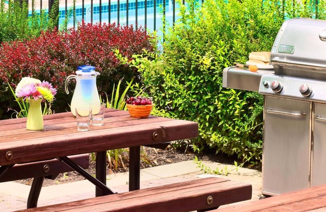 Enjoy a Comfortable & Convenience Stay! Free Parking, Pets are welcome!