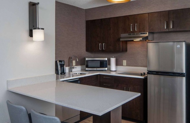 Enjoy a Hassle-Free and Suiting Stay! Pets Allowed, Free Breakfast!