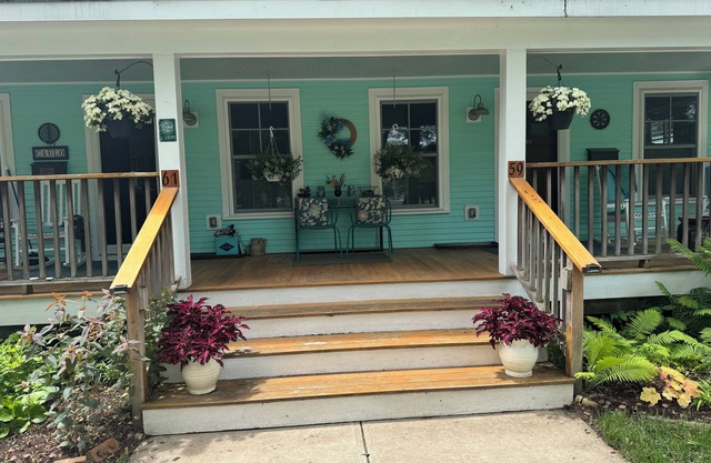 Enjoy a vacay on the lake and bike path!