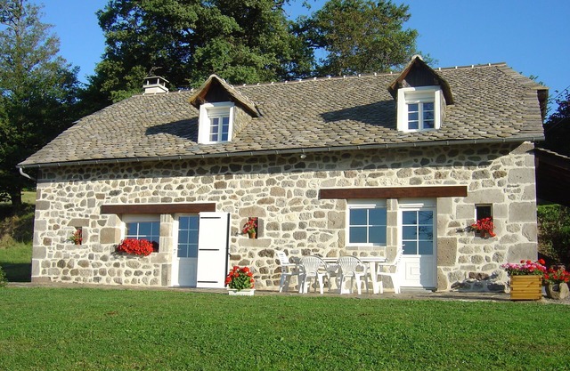 Enjoy attractive rates in a charming gîte, near Super-Lioran
