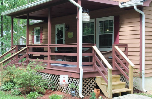 Enjoy lazy lake days in this cozy cottage at Lake Anna
