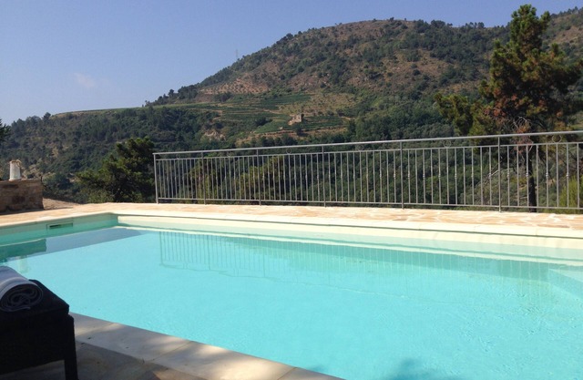 Enjoy nature in all privacy with pool. Beautiful view on vinyards and sea.