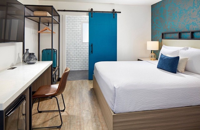 Enjoy Ocean Breezes in Charming Room in La Jolla, Steps to the Beach