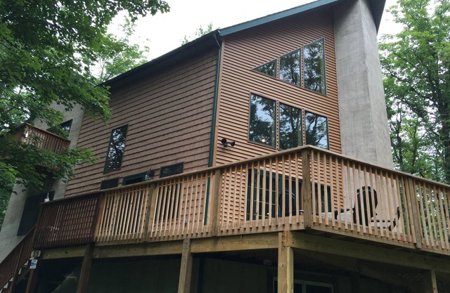 Enjoy the Beautiful Outdoors at the Boarding Bear Chalet- Mins to Rafting & JFBB