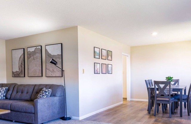 Enjoy the warmth! Modern 2B/2B duplex with large dining area, cozy bedding, and space for 5. Central location near downtown Casper shops.