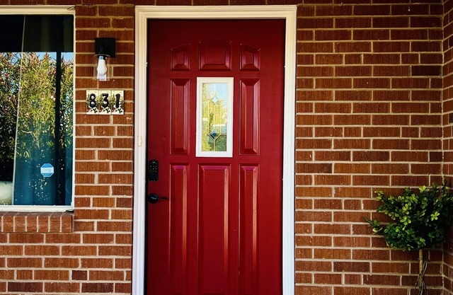 Enjoy this family-friendly house closed to Downtown and pet-friendly