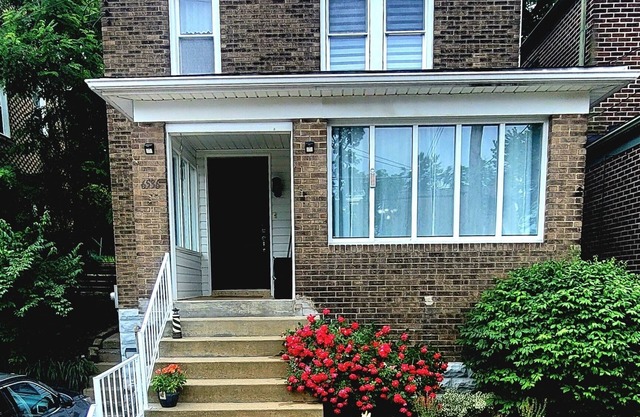 Enjoy Urban Living at our Steel City Getaway w/Seasonal Hot Tub!