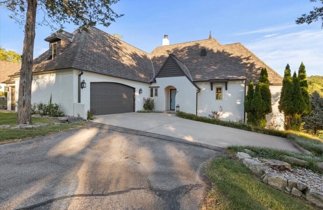 Enjoy views of Old Kinderhook 14th green, in 4 bedroom king bed - 6 bath home