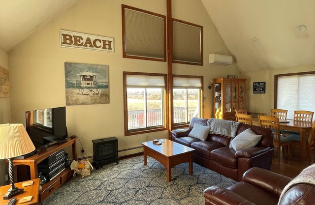 Enjoy waterview w/Pond access; min to beach; kayaks. Large deck!