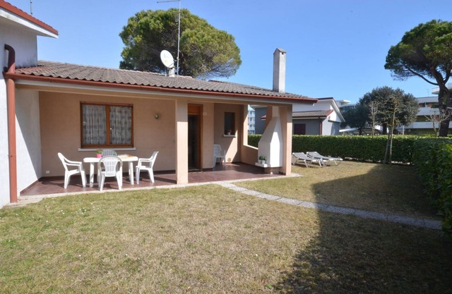 Enjoy your holidays in a bright apartment with pool and garden