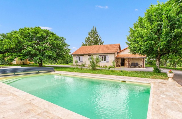 Enjoy your vacation in the beautiful nature of Souillac and this authentic cottage with swimming poo