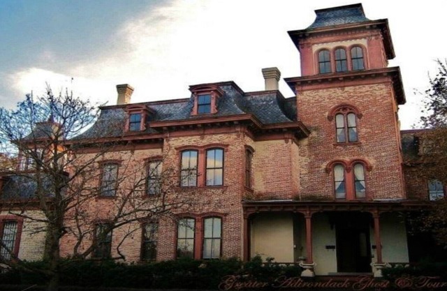 Enormous room in a Gorgeous Historic Mansion