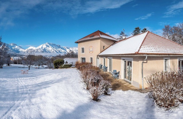 Entire house with spa in a unique setting! view of the mountains.