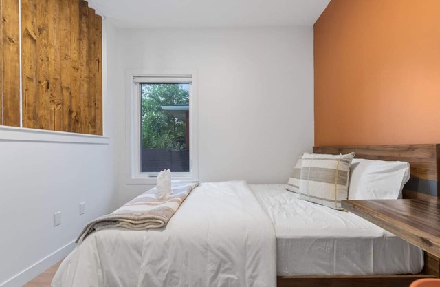 Entire 1BDR Suite Direct Entrance | Papaya Suite