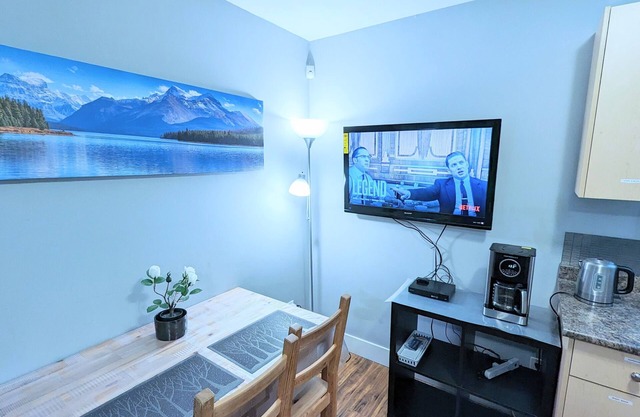 Entire 2BR Forest Home