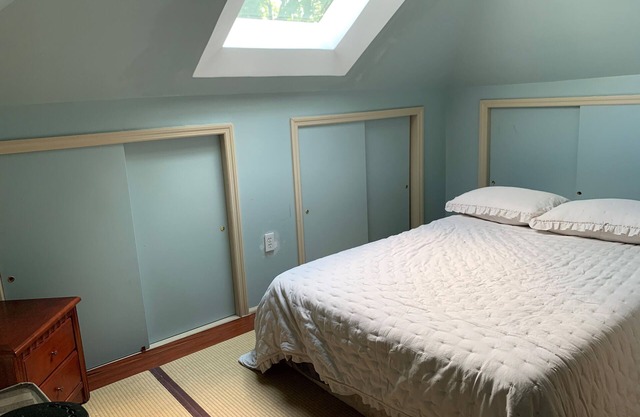 Entire Attic floor w/private bath walk to LIRR