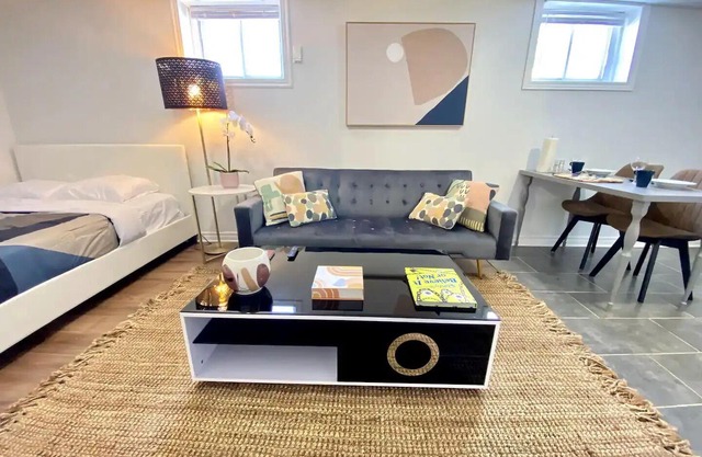 Entire Basement Apartment 1 Bedroom Free Parkingnn