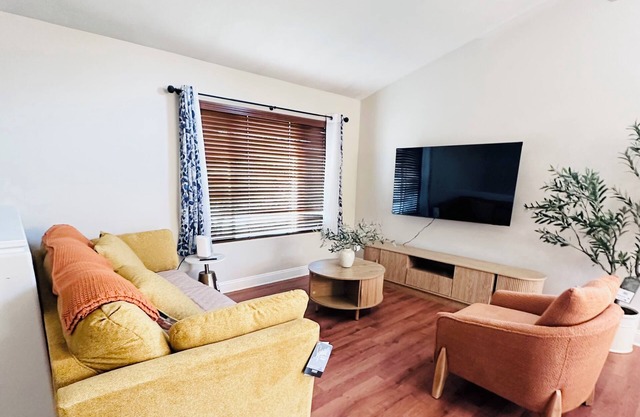 Entire Bright & Cozy Home Midterm