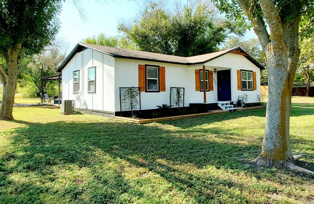Entire Cabin on 1 acre *15 miles from Magnolia*