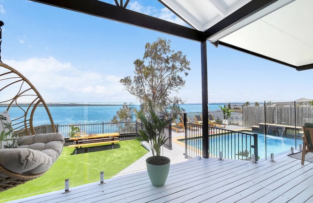 ENTIRE FAMILY HOME on the lake! 15 Guests Book 2 nights, get the 3rd night free*