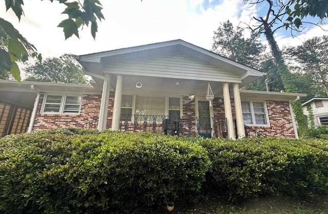 Entire home in quiet neighborhood ! This is a duplex style home!
