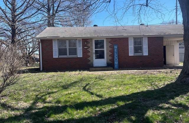 Entire House. Charming 2-bedroom house in Bethalto. Hardwood floors, large yard