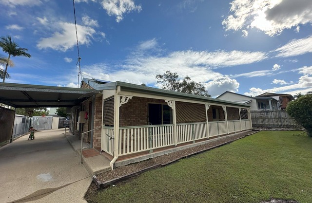 Entire house, walking distance to beach in a quiet spot in Tin Can Bay