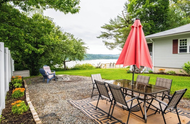 Entire Lake House on Lake Memphremagog, dead end RD, private. 30 min to Jay Peak