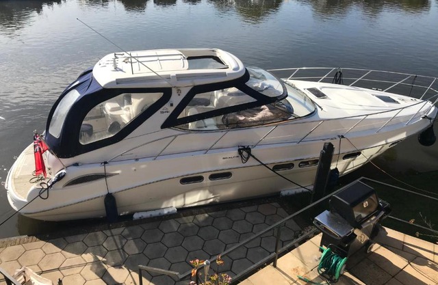 ENTIRE LUXURY MOTOR YACHT 70sqm - Oyster Fund - 2 double bedrooms both en-suite - HEATING sleeps up to 4 people - moored on our Private Island - Legoland 8min WINDSOR THORPE PARK 8min ASCOT RACES Heathrow WENTWORTH LONDON Lapland UK Royal Holloway