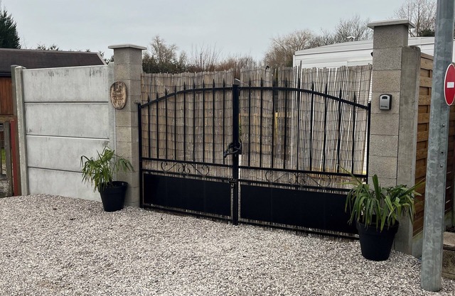 Entirely private lot 500 meters from the lakes!
