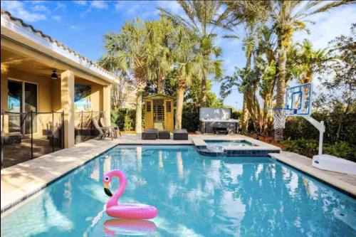 Epic 8Br 8Ba 4k sq ft Villa with Movie Theater Private Pool Spa Sauna Hot Tub Firepit Gaming Room and Arcade - 10mins from Disney Orlando FL