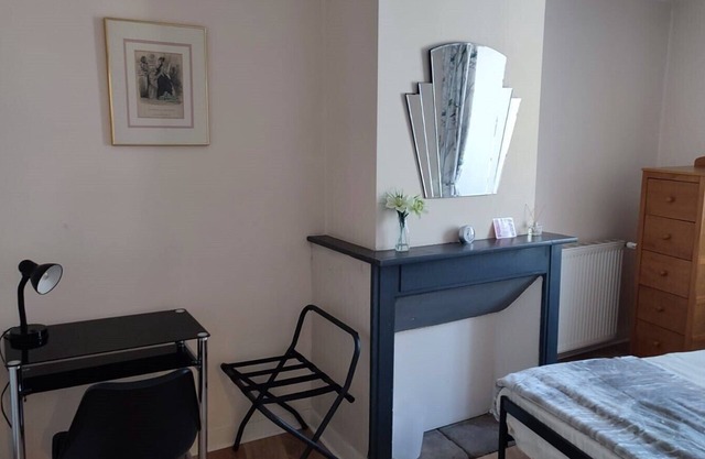Equipped cosy 1 bedroom apartment in the heart of Chalus a historic market town.