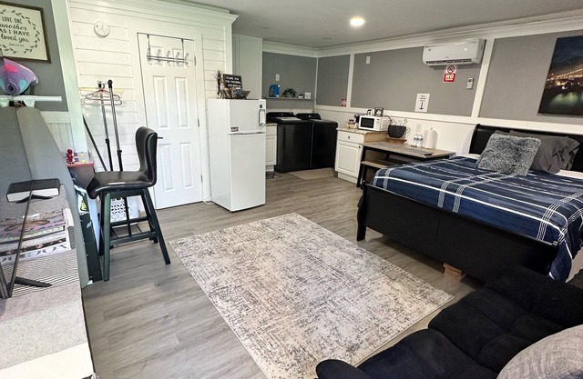 Equipped Studio with Generac back up powered & pet friendly. Hablo espanol