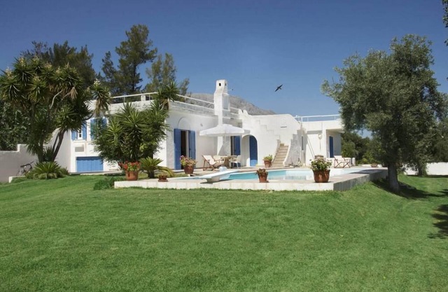 Eretria: Large villa with pool near the sea