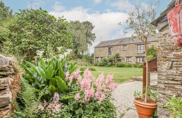 ERIN COTTAGE, pet friendly, character holiday cottage in Looe