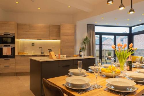 Escape 2 Unwind At The Parade, Accommodates 10