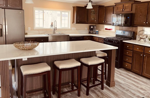 Escape and stay in this luxury home near lake/Fresh air & wildlife-Pet Friendly