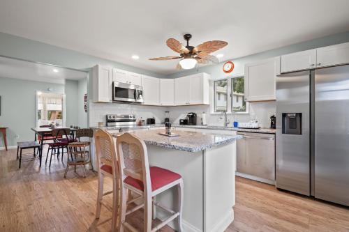 Escape at Deep Hole Hideaway - Pet friendly duplex!