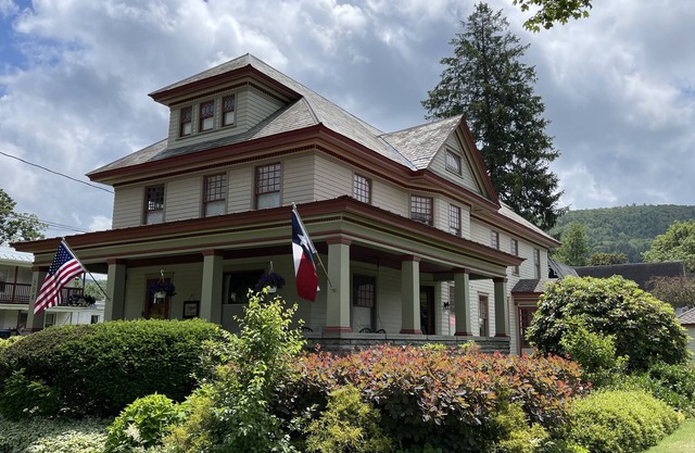 Escape the City- 5-star Huge Craftsman style home on Main St. Built in 1915